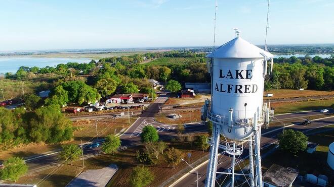 Aerial view of a median home in Lake Alfred, FL