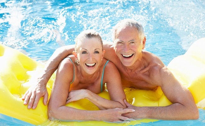Active adults enjoying the outdoor amenities at Colonnades in Lakeland, FL