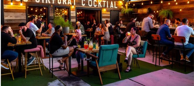 Craft cocktail bar with outdoor seating in Lakeland Florida